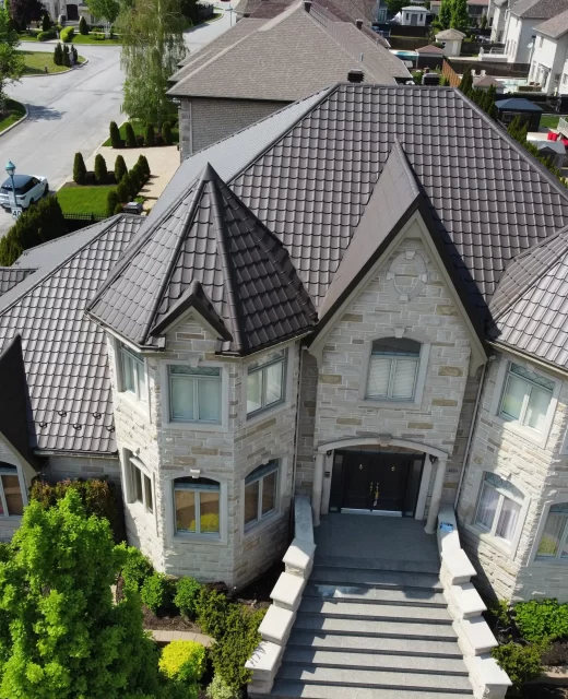 Une maison à Laval avec une toiture metallique