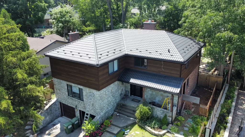 Une maison à Beaconsfield avec toiture metal 1