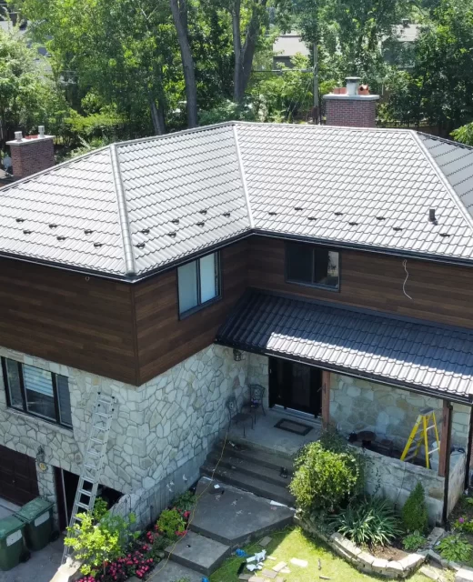 Une maison à Beaconsfield avec toiture metal 1